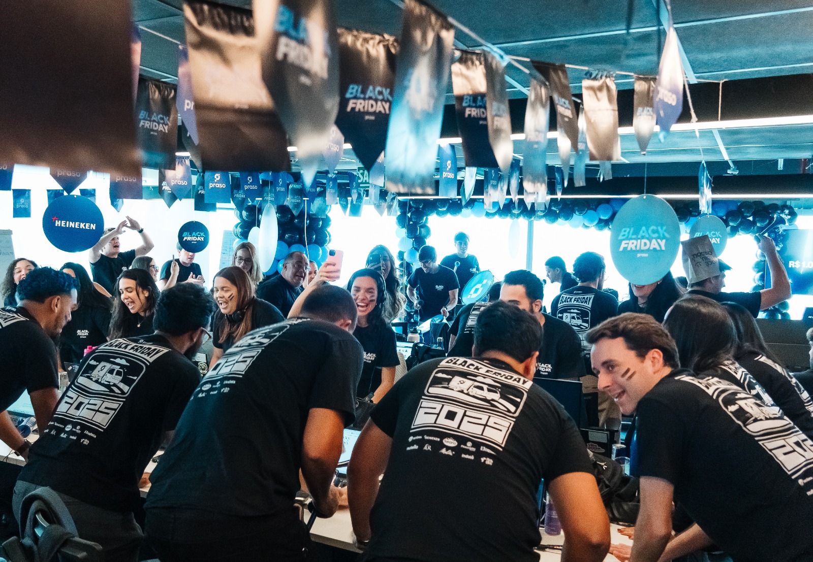 Time da Praso reunido no escritório
