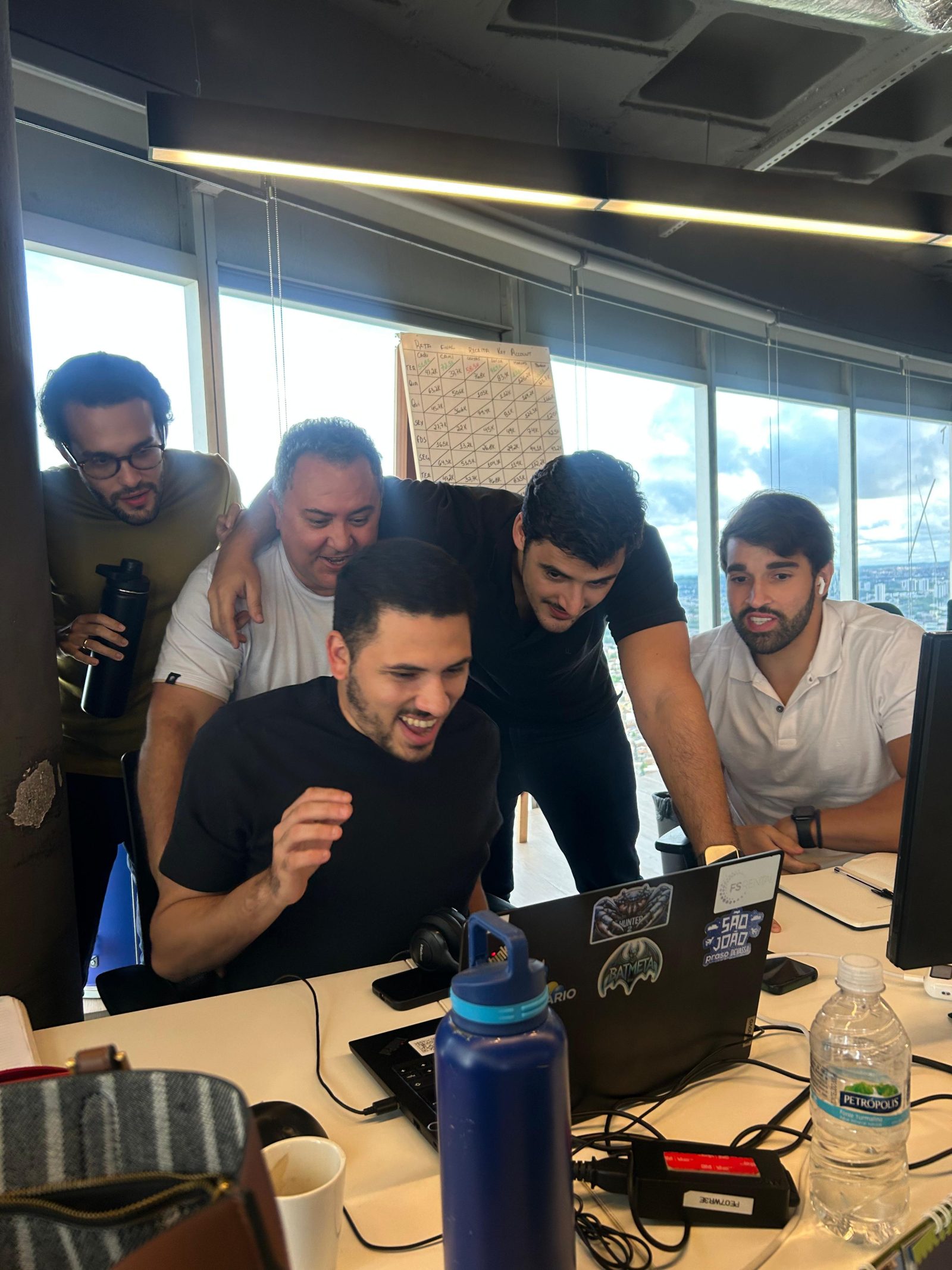 Time da Praso trabalhando juntos